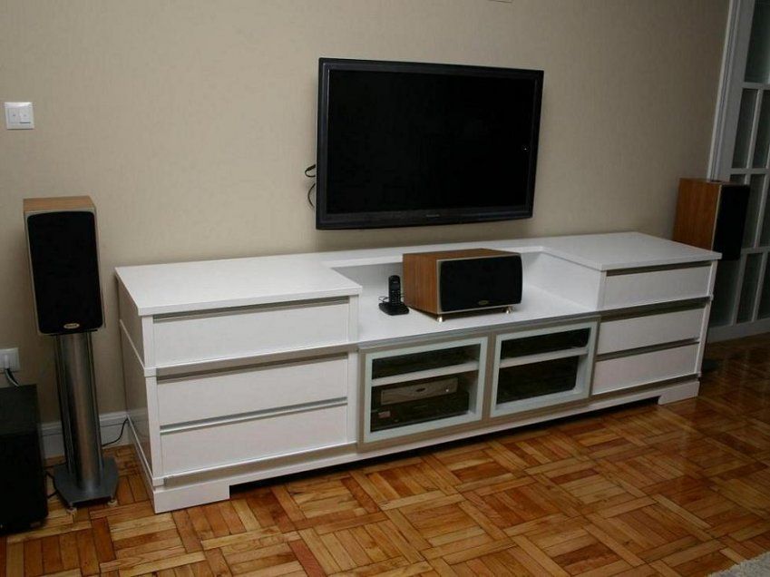 Mueble en laca blanca con con herrajes de aluminio